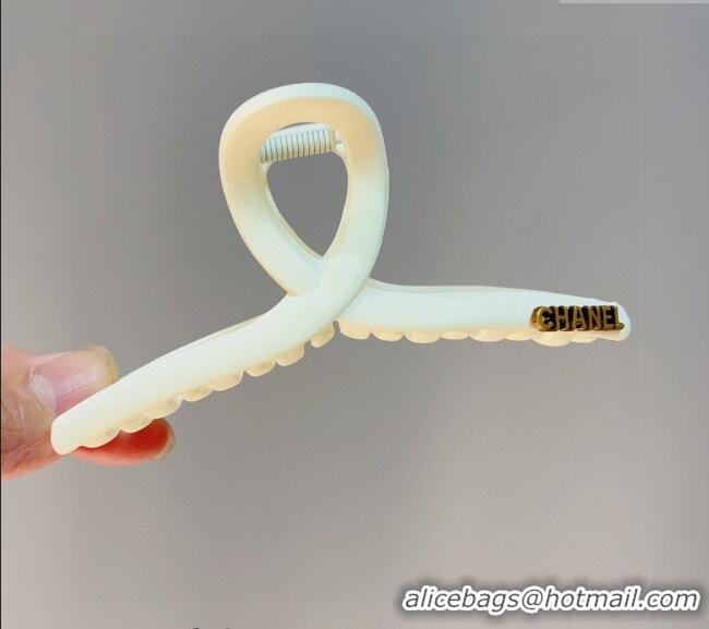 Promotional Chanel Matte Hair Clip 0302 White 2024
