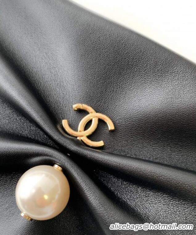 Famous Brand Chanel Shiny Lambskin Clutch with Chain AP4613 Black 2025