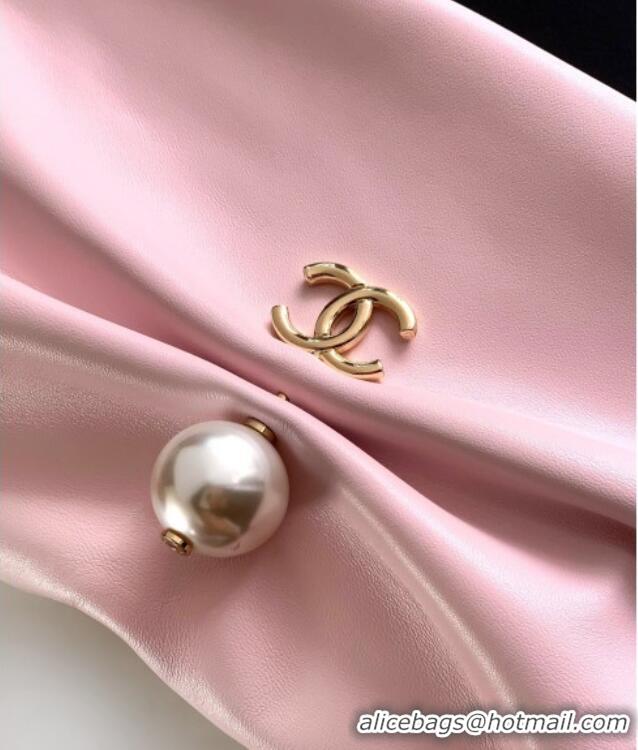New Fashion Chanel Shiny Lambskin Clutch with Chain and Pearl AP4613 Light Pink 2025