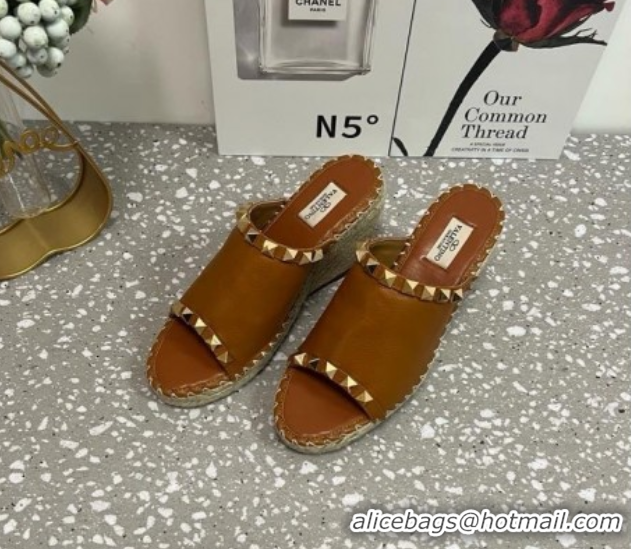 Luxurious Valentino Rockstud Wedge Espadrille Slides Sandal in Grained Calfskin Brown 0426106