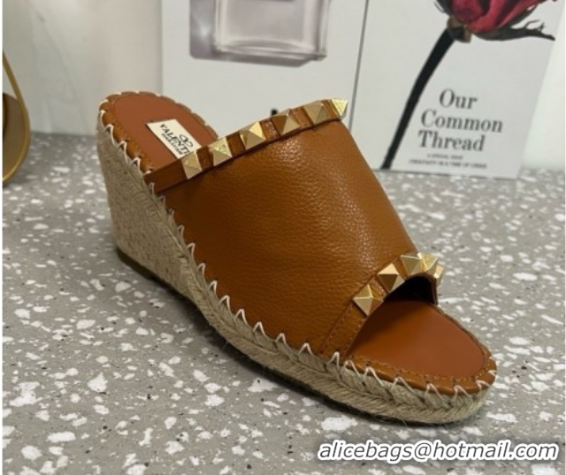 Luxurious Valentino Rockstud Wedge Espadrille Slides Sandal in Grained Calfskin Brown 0426106