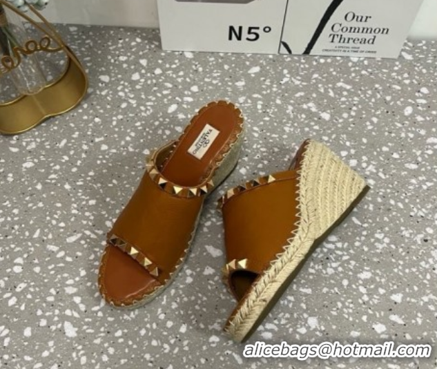 Luxurious Valentino Rockstud Wedge Espadrille Slides Sandal in Grained Calfskin Brown 0426106