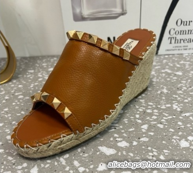 Luxurious Valentino Rockstud Wedge Espadrille Slides Sandal in Grained Calfskin Brown 0426106