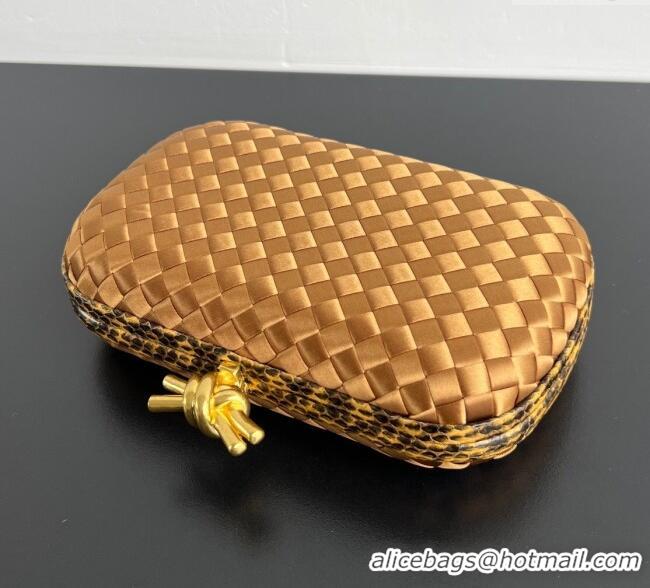 Spot Cheap Bottega Veneta Classic Knot Clutch in Intreccio Satin BV062501 Gold Yellow 2025