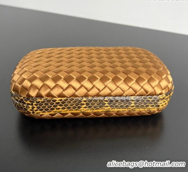Spot Cheap Bottega Veneta Classic Knot Clutch in Intreccio Satin BV062501 Gold Yellow 2025