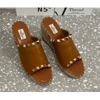 Luxurious Valentino Rockstud Wedge Espadrille Slides Sandal in Grained Calfskin Brown 0426106