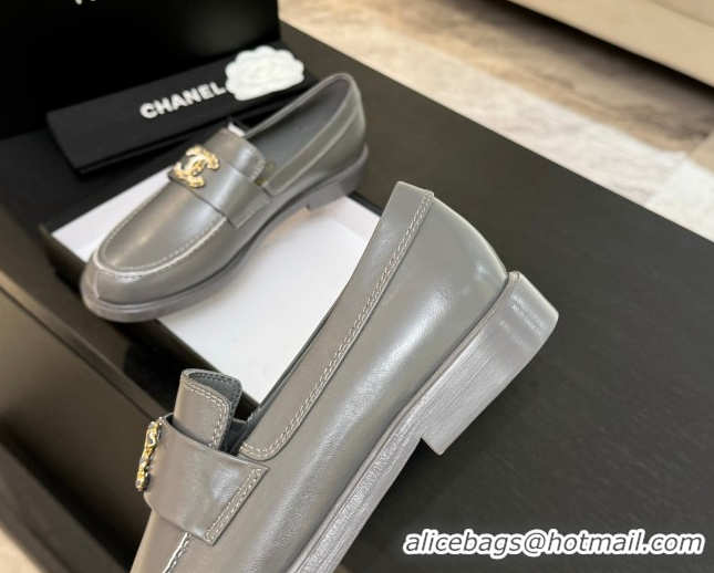 Shop Duplicate Chanel Shiny Calfskin Loafers with Chain and Strass CC Grey 2025ss G37430