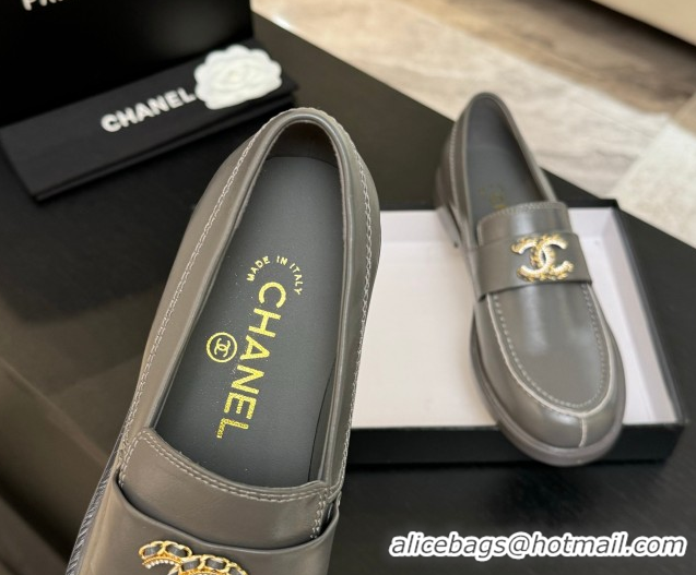 Shop Duplicate Chanel Shiny Calfskin Loafers with Chain and Strass CC Grey 2025ss G37430