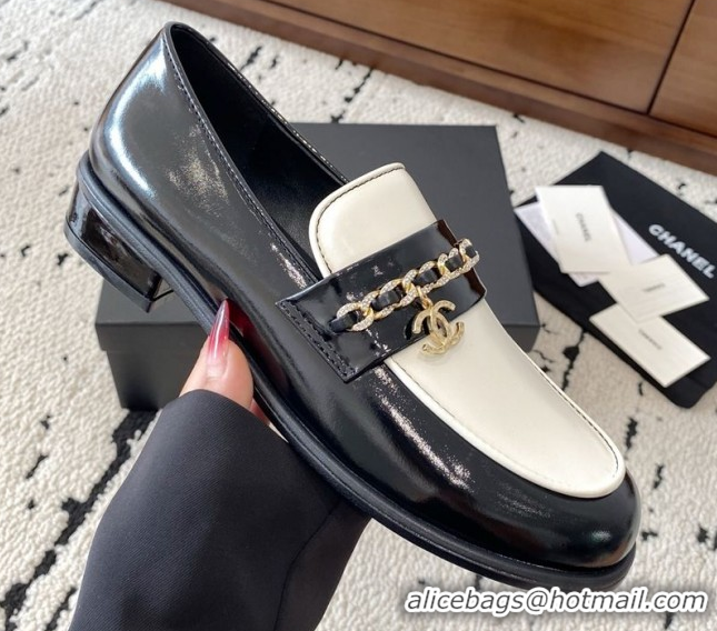 Top Design Chanel Patent Calfskin Loafers with Chain and Strass Black/White 2025 G46581