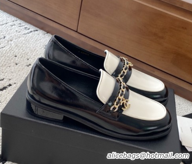 Top Design Chanel Patent Calfskin Loafers with Chain and Strass Black/White 2025 G46581
