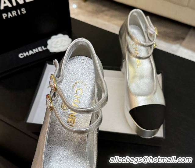 Shop Duplicate Chanel Laminated Leather & Grosgrain Platform Mary Janes Pumps 11cm with Double Buckle Silver 2025 G46433