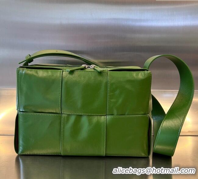 Famous Brand Bottega Veneta Mens Arco Camera Bag Bag in Intrecciato Leather 731165 Countryside Green 2025