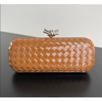 Pretty Style Bottega Veneta Knot Long Clutch in Intreccio Leather 0801 Brown 2025