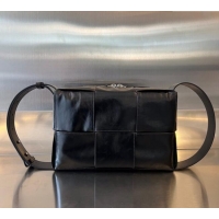 Inexpensive Bottega Veneta Men's Arco Camera Bag Bag in Intrecciato Leather 731165 Black 2025