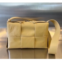 Trendy Design Bottega Veneta Men's Arco Camera Bag Bag in Intrecciato Leather 731165 Cassawa Yellow 2025