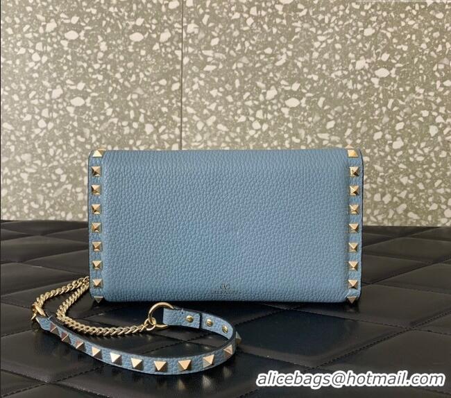 Top Quality Valentino Rockstud Wallet with Chain in Grainy Calfskin 059 Dusty Blue 2024