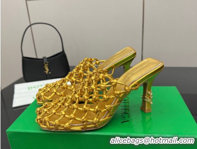Sumptuous Bottega Veneta Riva Heel Mules 9cm in Woven Knotted Leather with Frog Charm Gold 0823006