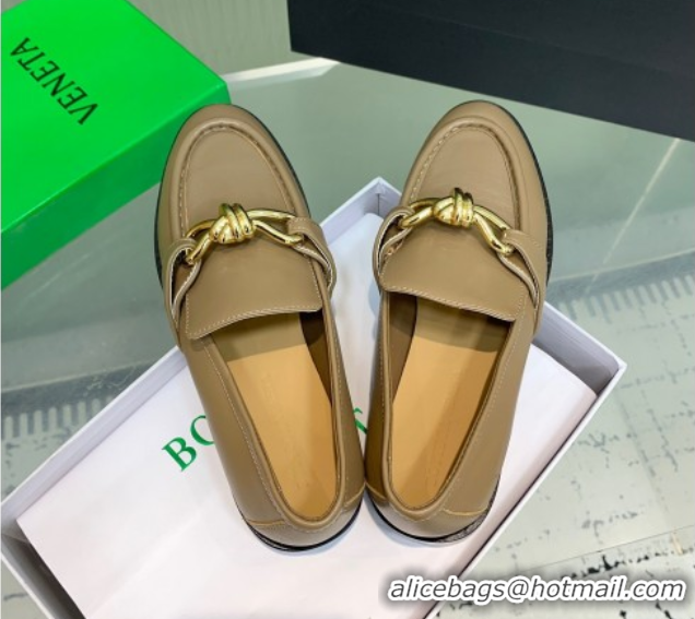 Sumptuous Bottega Veneta Astaire Loafers in Calfskin Leather with Knot Beige/Gold 0823036