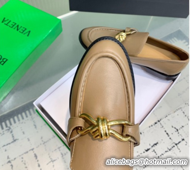 Sumptuous Bottega Veneta Astaire Loafers in Calfskin Leather with Knot Beige/Gold 0823036
