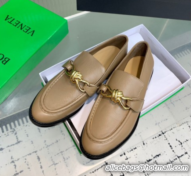 Sumptuous Bottega Veneta Astaire Loafers in Calfskin Leather with Knot Beige/Gold 0823036
