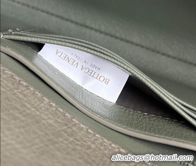 Luxury Cheap Bottega Veneta Andiamo Clutch in Ostrich Leather 805241 Cypress Green 2026