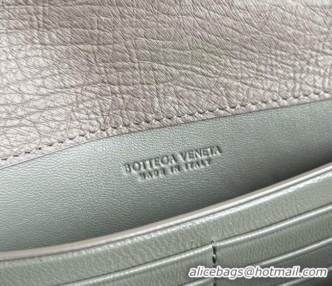 Luxury Cheap Bottega Veneta Andiamo Clutch in Ostrich Leather 805241 Cypress Green 2026