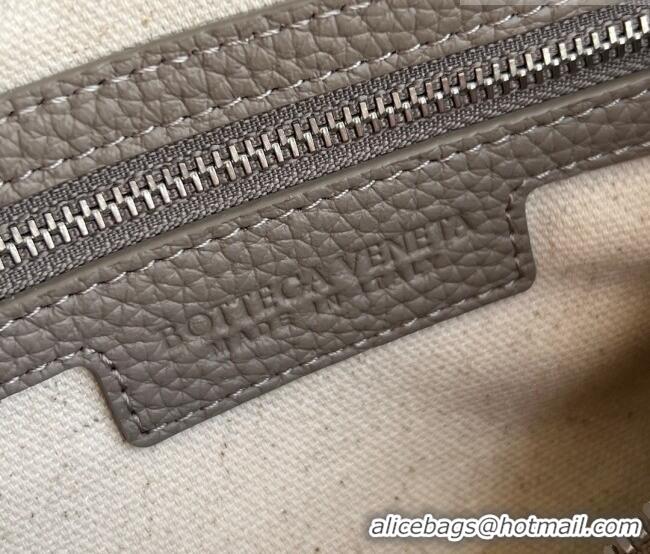 Best Quality Bottega Veneta Men's Diago Zipped Messenger Bag in Grained Intrecciato Leather 837112 Limestone Grey 2026