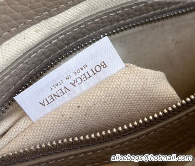 Best Quality Bottega Veneta Men's Diago Zipped Messenger Bag in Grained Intrecciato Leather 837112 Limestone Grey 2026