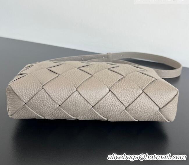 Best Quality Bottega Veneta Men's Diago Zipped Messenger Bag in Grained Intrecciato Leather 837112 Limestone Grey 2026