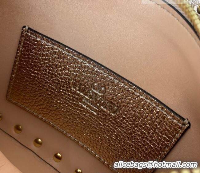 Famous Brand Valentino Small Rockstud Crossbody Bag in Metallic Grainy Calfskin VLTN0311 Rose Gold 2025