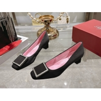 Luxurious Roger Vivi...