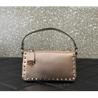 Famous Brand Valentino Small Rockstud Crossbody Bag in Metallic Grainy Calfskin VLTN0311 Rose Gold 2025