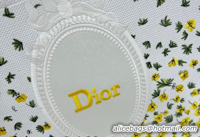 Good Product Dior Large Book Tote Bag in Buttercup Embroidery and White Dior Médaillon 0127052 2026
