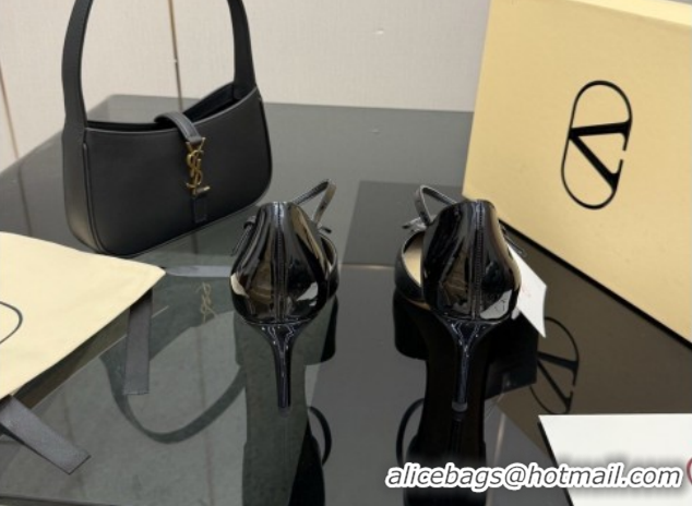 Shop Duplicate Valentino Vlogo Signature D'Orsay Pumps 8cm in Patent Leather Black 0224053