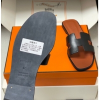 Sophisticated Hermes Oran Classic Flat Slides Sandal in Smooth Leather Black 0304106 2026