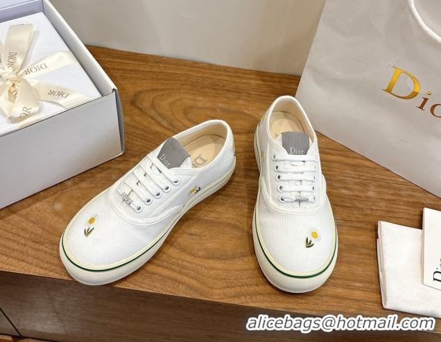 Shop Duplicate Dior Saltwind Sneakers 3cm in White Cotton Embroidered with Daisy Motif 2026 0303031