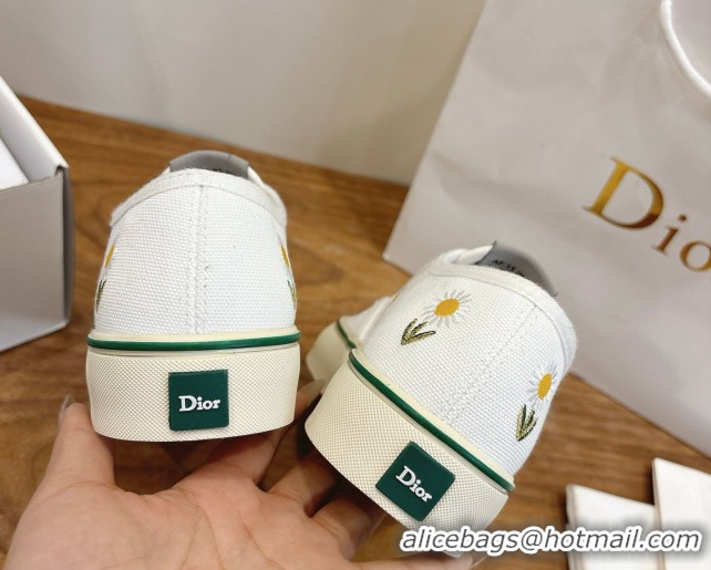 Shop Duplicate Dior Saltwind Sneakers 3cm in White Cotton Embroidered with Daisy Motif 2026 0303031