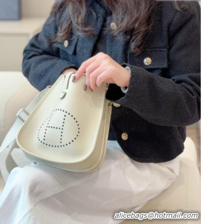 Discount Hermes Evelyne Poche Ⅲ Bag 23cm in Clemence TC cow leather H4013 Milk Shake White 2026 (Half Handmade)