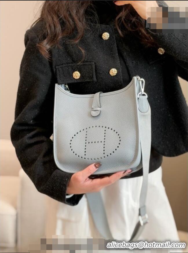 Inexpensive Hermes Evelyne Poche Ⅲ Bag 23cm in Clemence TC cow leather H4013 Linen Blue 2026 (Half Handmade)