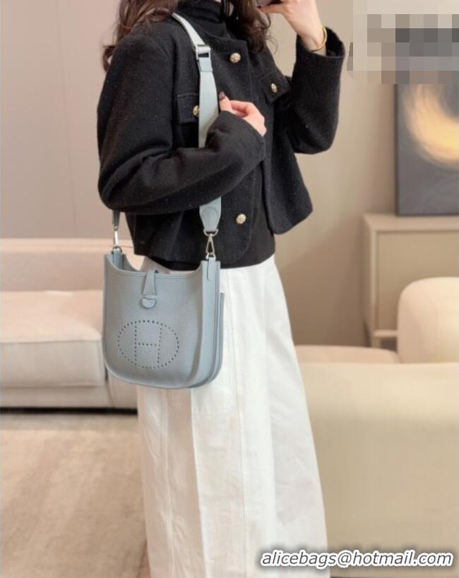 Inexpensive Hermes Evelyne Poche Ⅲ Bag 23cm in Clemence TC cow leather H4013 Linen Blue 2026 (Half Handmade)