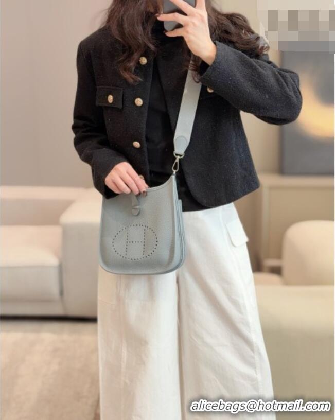 Inexpensive Hermes Evelyne Poche Ⅲ Bag 23cm in Clemence TC cow leather H4013 Linen Blue 2026 (Half Handmade)