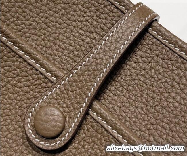 Top Design Hermes Evelyne Poche Ⅲ Bag 23cm in Clemence TC Cow Leather H4013 Elephant Grey 2026 (Half Handmade)