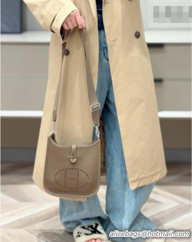Top Design Hermes Evelyne Poche Ⅲ Bag 23cm in Clemence TC Cow Leather H4013 Elephant Grey 2026 (Half Handmade)