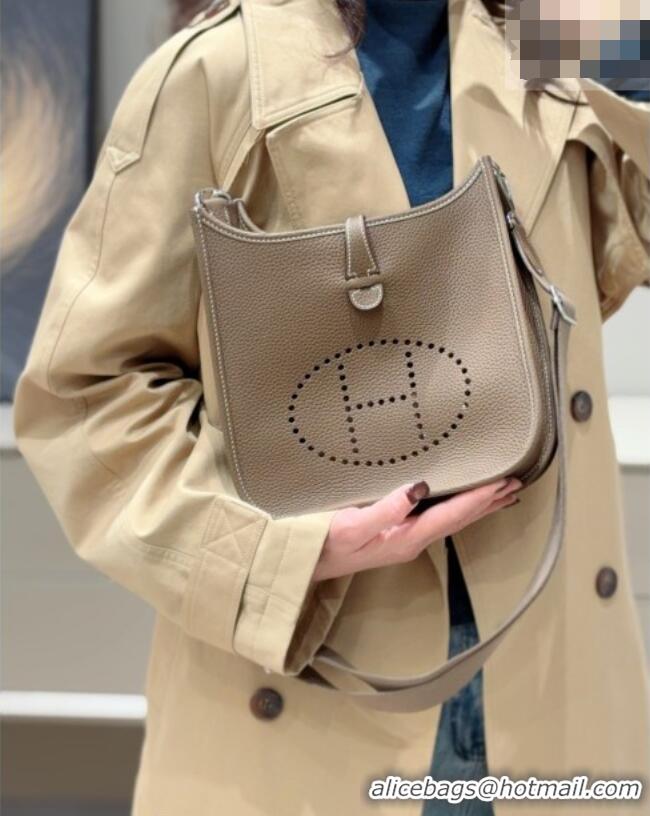 Top Design Hermes Evelyne Poche Ⅲ Bag 23cm in Clemence TC Cow Leather H4013 Elephant Grey 2026 (Half Handmade)