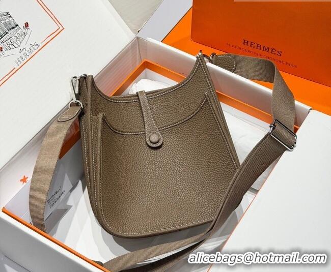 Top Design Hermes Evelyne Poche Ⅲ Bag 23cm in Clemence TC Cow Leather H4013 Elephant Grey 2026 (Half Handmade)