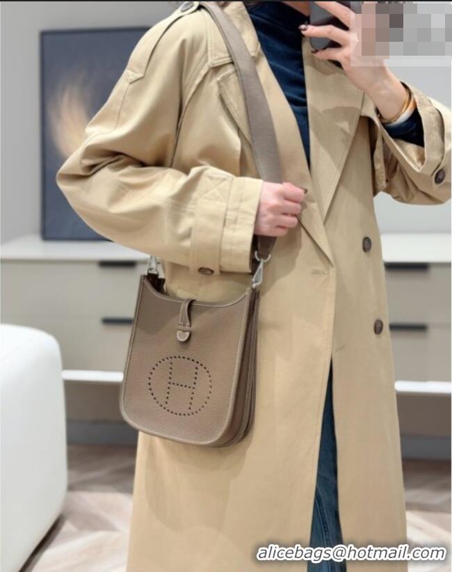 Top Design Hermes Evelyne Poche Ⅲ Bag 23cm in Clemence TC Cow Leather H4013 Elephant Grey 2026 (Half Handmade)