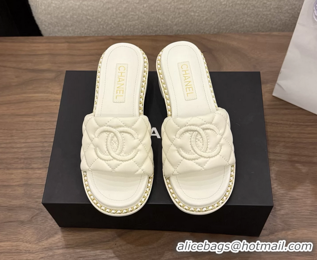 Comfortable Chanel CC logo Heeled Slides Sandals with Chain White Quilted Leather 6051320