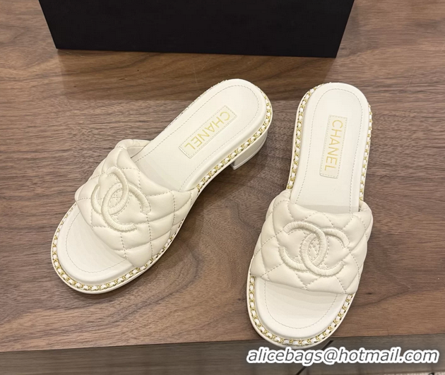 Comfortable Chanel CC logo Heeled Slides Sandals with Chain White Quilted Leather 6051320