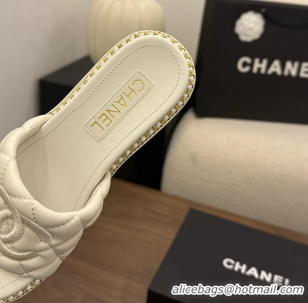 Comfortable Chanel CC logo Heeled Slides Sandals with Chain White Quilted Leather 6051320