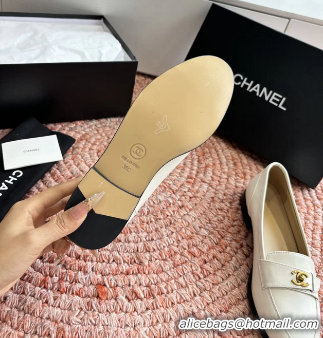 Feminine Chanel Vintage CC Turnlock Logo White Leather Loafers 6051612
